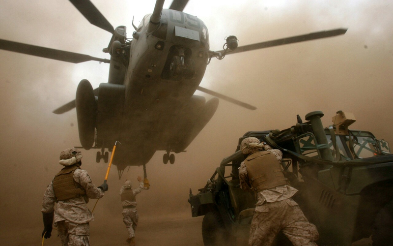 Illustration for article titled This Is A Plane That's Refueling A Helicopter That's Carrying A Hummer